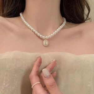 Colier elegant cu perle și pandantiv oval 68D11C1332
