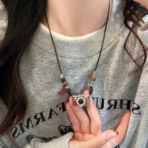 Colier handmade cu pandantiv aparat foto, mărgele din lemn și șnur reglabil 68D12O1359