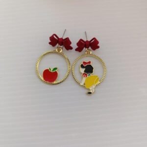 Cercei jucăuși cu fundiță roșie și design măr & personaj  68D13C1424