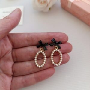 Cercei eleganți cu fundiță neagră și perle 68D13C1423